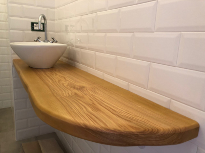 Dettaglio mensola lavabo del bagno ospiti