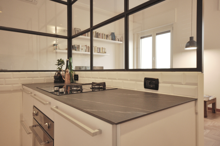 Cucina vista dall'interno verso la zona cottura.