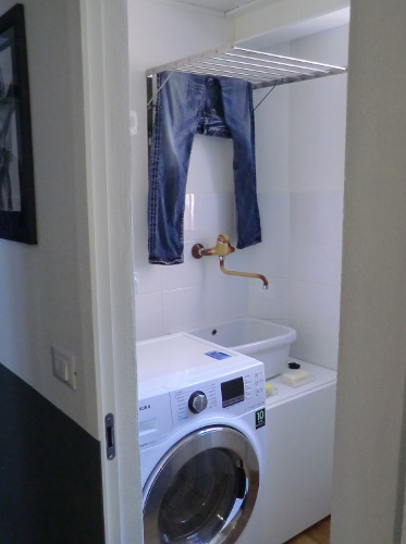 Anche se l'appartamento è piccolo non manca una zona dedicata alla lavanderia.