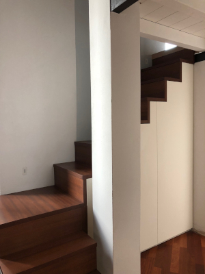 Dettaglio scala con armadio sottoscala