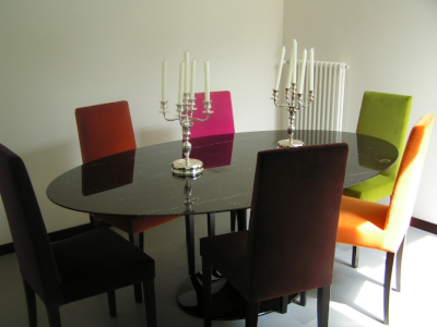 Zona pranzo con tavolo Saarinen e sedie di Riflessi